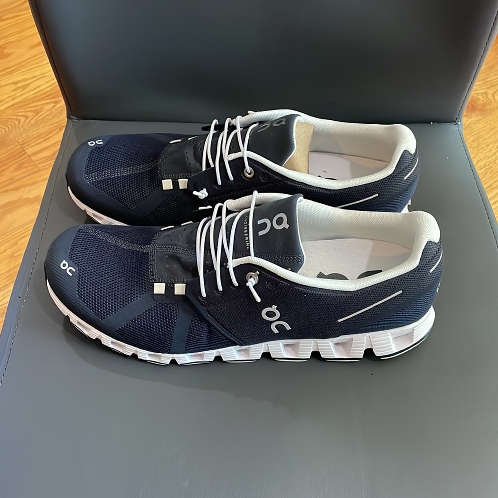 On Cloud mens sneakers Size 11 in color Navy/White